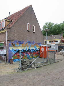 829901 Gezicht op de zijgevel, vol graffiti, van het pand Tomaatstraat 1 te Utrecht, dat gesloopt wordt.